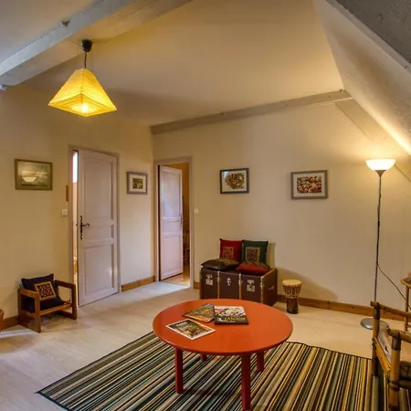 Les Pres De La Vigne Basse 住宿加早餐酒店 萨尔拉拉卡内达